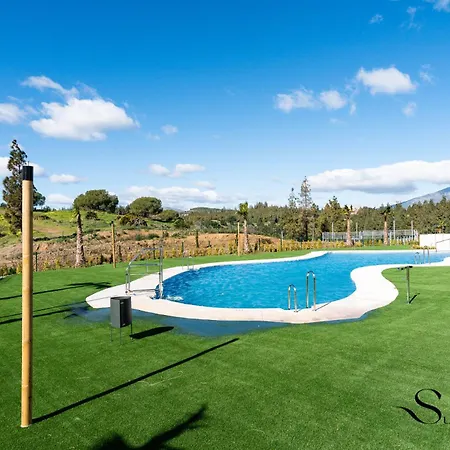 Luxury 2 Bedroom Apartment, Pools, Sauna, Gym &