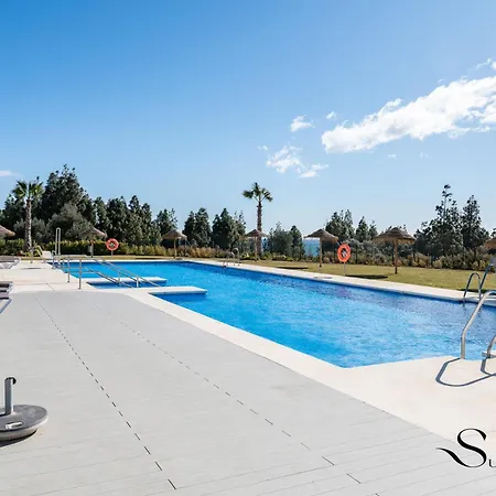Luxury 2 Bedroom Apartment, Pools, Sauna, Gym & *