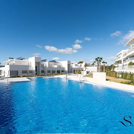 Luxury 2 Bedroom Apartment, Pools, Sauna, Gym &