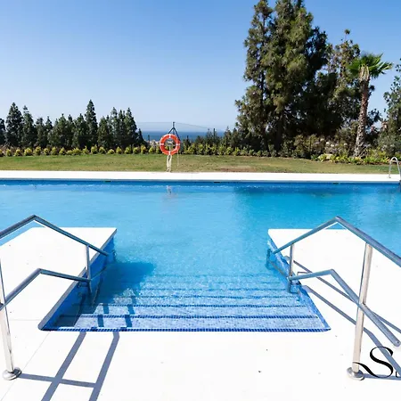 Luxury 2 Bedroom Apartment, Pools, Sauna, Gym & Apartment