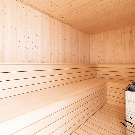 Luxury 2 Bedroom Apartment, Pools, Sauna, Gym &