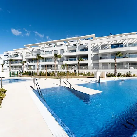 Luxury 2 Bedroom Apartment, Pools, Sauna, Gym & *