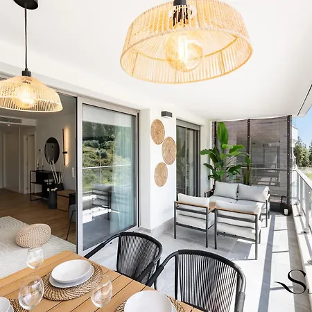 Luxury 2 Bedroom Apartment, Pools, Sauna, Gym & *