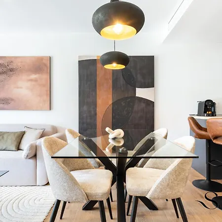 Luxury 2 Bedroom Apartment, Pools, Sauna, Gym & Apartment