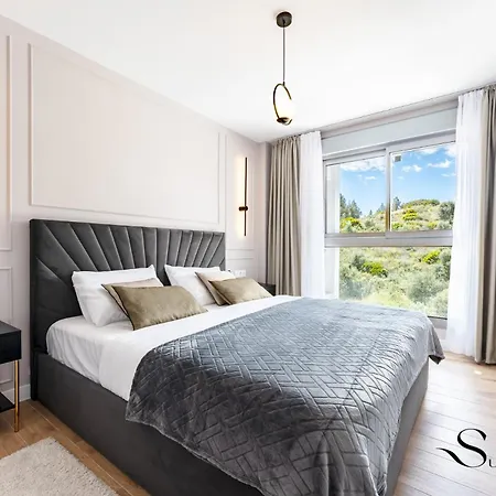 Luxury 2 Bedroom Apartment, Pools, Sauna, Gym & Apartment