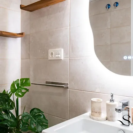 Luxury 2 Bedroom Apartment, Pools, Sauna, Gym & *
