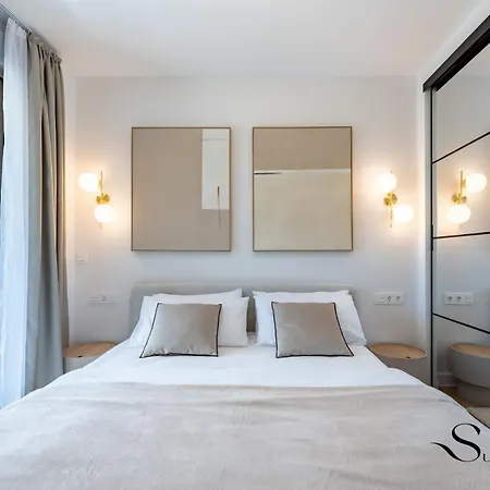 Apartment Luxury 2 Bedroom Apartment, Pools, Sauna, Gym &