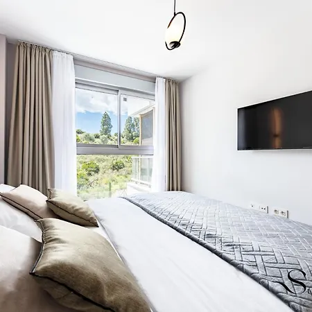 Apartment Luxury 2 Bedroom Apartment, Pools, Sauna, Gym &