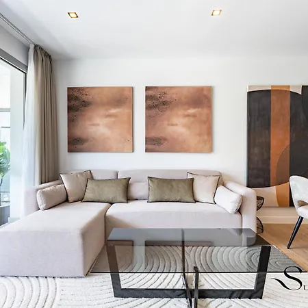 Luxury 2 Bedroom Apartment, Pools, Sauna, Gym & Apartment *