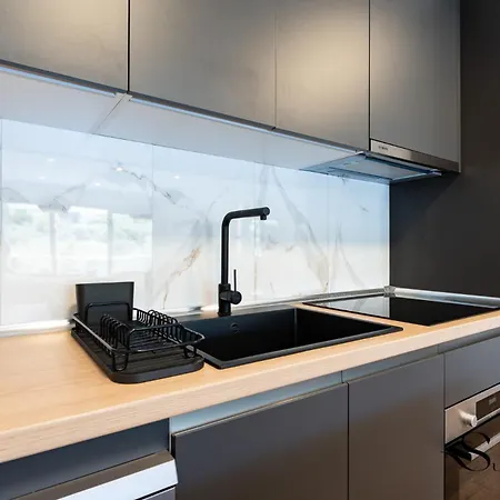 Luxury 2 Bedroom Apartment, Pools, Sauna, Gym &