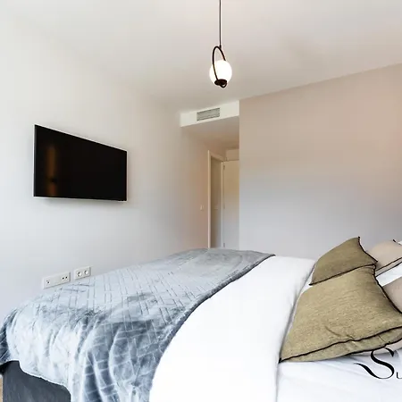 Luxury 2 Bedroom Apartment, Pools, Sauna, Gym & *