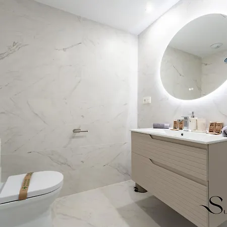 Luxury 2 Bedroom Apartment, Pools, Sauna, Gym & Apartment