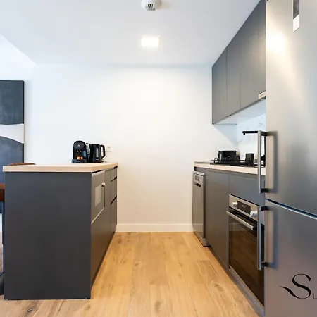 Luxury 2 Bedroom Apartment, Pools, Sauna, Gym & Apartment *