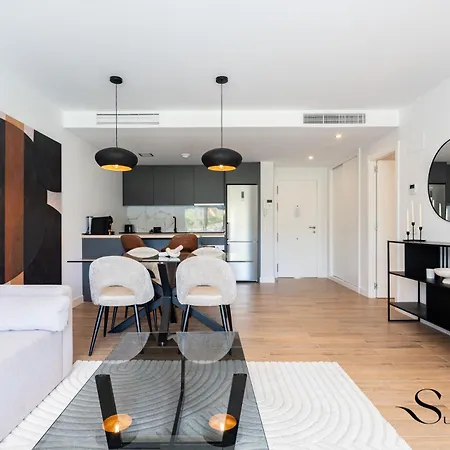 Luxury 2 Bedroom Apartment, Pools, Sauna, Gym & Apartment